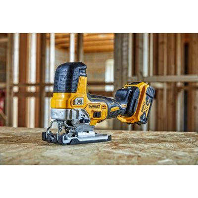 10. DEWALT DCS335N-XJ Stichsäge