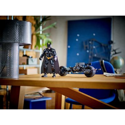 10. LEGO Super Heroes 76273 Baubare Batman-Figur und Batcycle