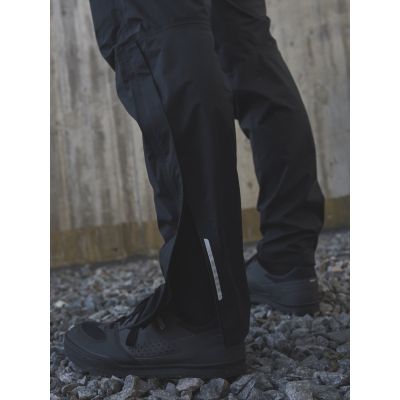 5. POC Motion Regenhose Schwarz