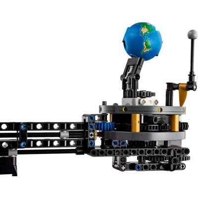 5. LEGO Technic 42179 Planet Erde und Mond in der Umlaufbahn