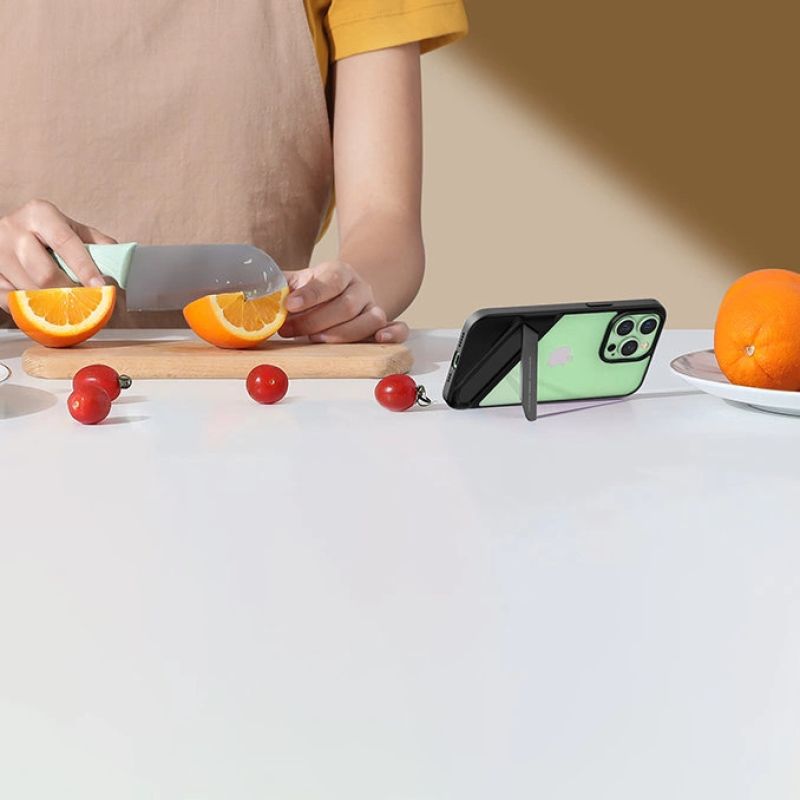 12. Ugreen Fusion Kickstand Case iPhone 13 Pro Hardcover mit Gelrahmen und Ständer schwarz (90153)