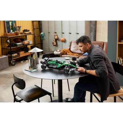 16. LEGO Technic 42240 - Aston Martin Aramco AMR25 Formel-1-Rennwagen