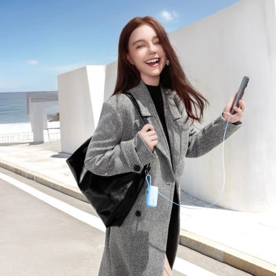 3. Joyroom JR-PR2L 10000mAh 35W Powerbank mit integriertem, einziehbarem USB-C-Kabel und USB-C-Trageband – Blau