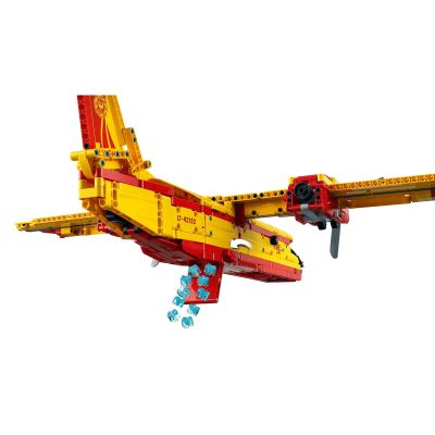 6. LEGO Technic 42152 Löschflugzeug