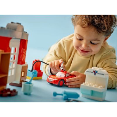 9. LEGO DUPLO 10456 MCQUEENS BESUCH IN DOCS GARAGE