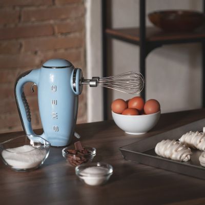 13. Smeg HMF01PBEU Retro-Handmixer im 50er-Jahre-Stil, Pastellblau