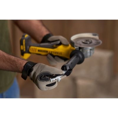 7. STANLEY SFMCG700B Winkelschleifer