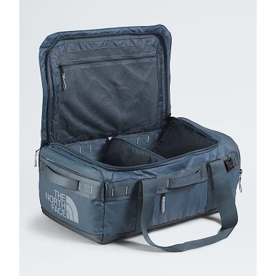 6. The North Face Base Camp Voyager Reisetasche 42L – Grau/Frostgrau