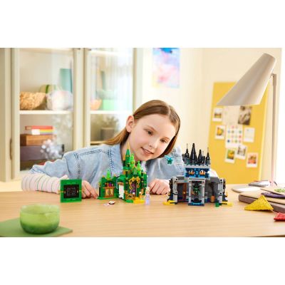 5. LEGO® EMRLD CITY & KIAMO CASTLE 75689