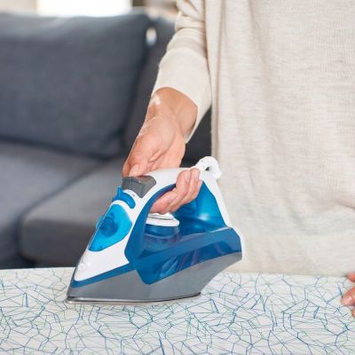 7. Black+Decker BXIR2200E Dampfbügeleisen (2200W; Weiß und Blau)