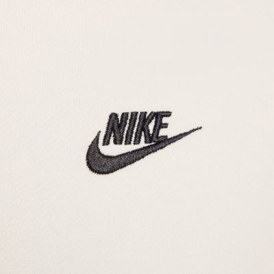 6. Nike Herren-Sweatshirt Club Cream FN3866 133