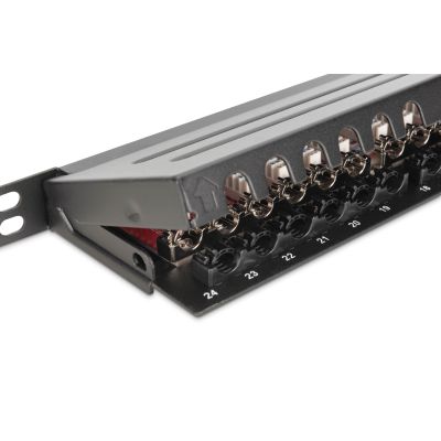 11. Hochdichtes Patchpanel 19 Zoll, 24x RJ45, LSA-Level, Cat. 6A, geschirmt, 0,5 HE, schwarz, Kabelführung
