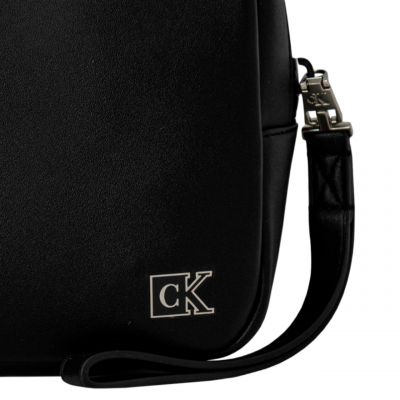 7. Calvin Klein Jeans – Kleine Tasche mit Plakette K50K508221