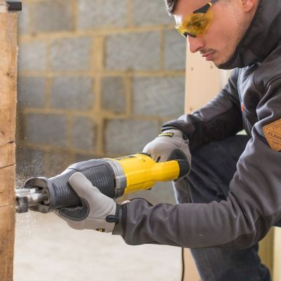 4. Stanley 900W FME360 Säbelsäge