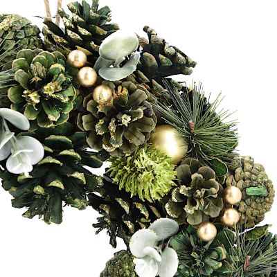 4. Dekorativer Kranz 34 cm, grün, mit Zapfen und Weihnachtskugeln – Mica Decorations
