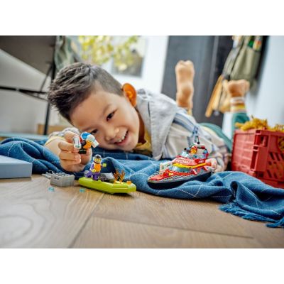 6. LEGO City 60373 Feuerlöschboot