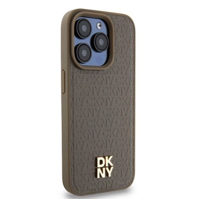 4. DKNY MagSafe-Hülle aus Leder mit Monogrammmuster und Metalllogo für iPhone 15 Pro, Braun