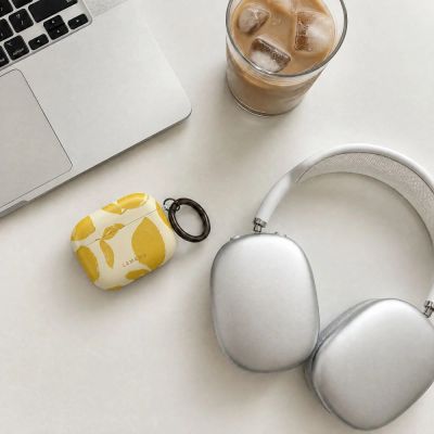 8. Lamano Tech-Protect Hülle für AirPods Pro 3 – Gelb und Weiß