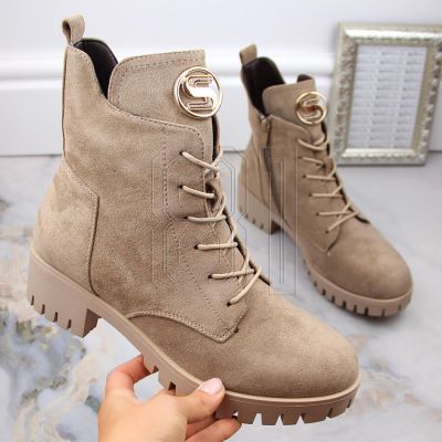 8. Wildlederstiefeletten mit Blockabsatz und Plateau, isoliert, M.Daszyński W SAN22, beige