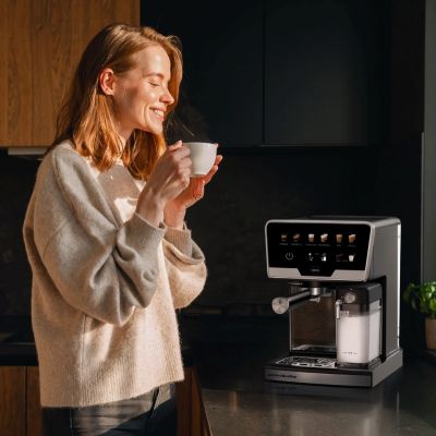 26. ELDOM Espressomaschine ECK1 1300W 20 BAR, Milchbehälter, 6 Automatikprogramme, 2 manuelle Programme