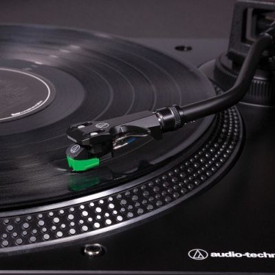 4. Audio-Technica AT-LP120X Direktantrieb-Plattenspieler