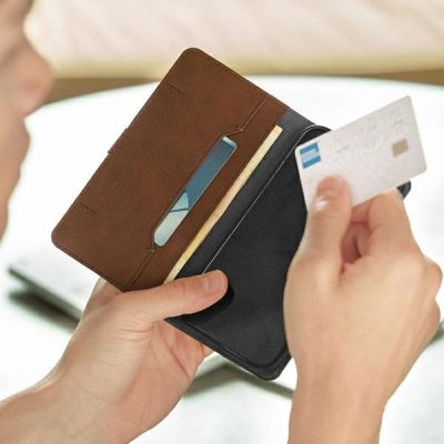 8. Uniq Journa Hülle für iPhone 12 / iPhone 12 Pro – grau