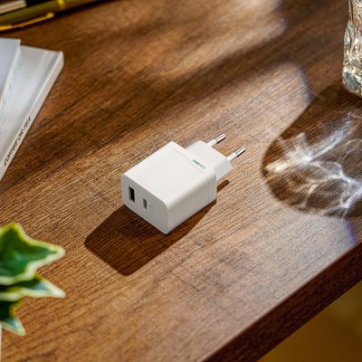 5. Oppo OSAB4CB4AE 45W USB-A + USB-C Wandladegerät – Weiß
