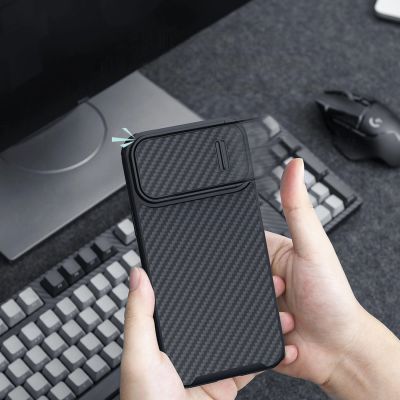 10. Nillkin Synthetic Fiber S Case iPhone 14 Hülle mit Kameraabdeckung, schwarz
