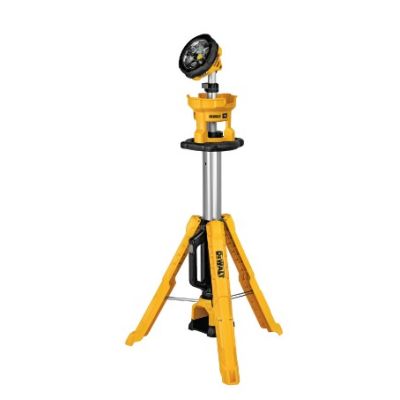 15. DeWalt DCL079-XJ Teleskop-Stativlampe (3000 lm; Warmweiß)