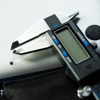 5. iFixit Blauer digitaler Messschieber mit LCD-Bildschirm