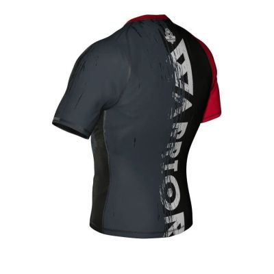 4. Der Kompressions-Rashguard „Wolf“ besteht aus DBX MORE DRY XL-Material.