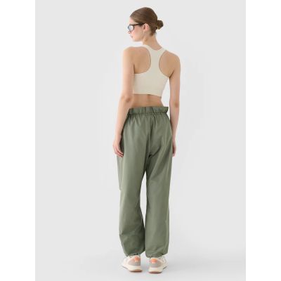 6. Lässige Oversize-Fallschirmhose für Damen 4F 4FRSS24TTROF1330-44S