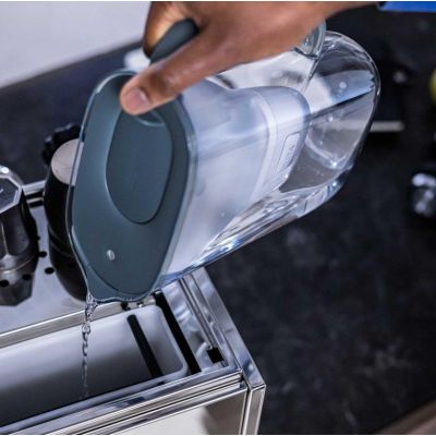 7. Brita Essential XL Wasserkanister + 3 Filterkartuschen, dunkelblau