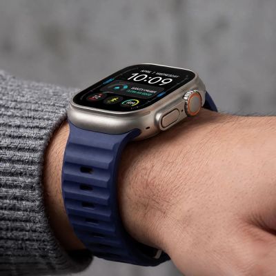 6. Tech-Protect Silikonarmband für Apple Watch 44 / 45 / 46 / 49 mm – Marineblau