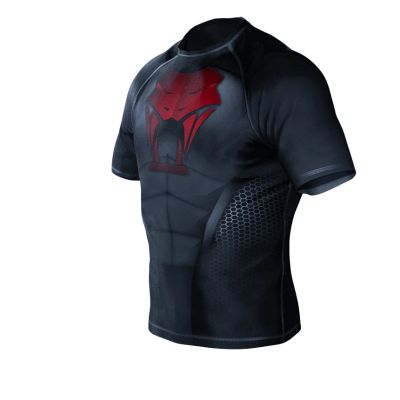 3. Das Kompressions-Rashguard-Shirt „Snake“ besteht aus DBX MORE DRY M-Material.