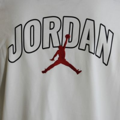 6. Air Jordan Brooklyn Arch Logo T-Shirt für Herren, Weiß - II2344-100