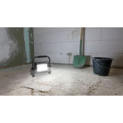 6. Ansmann FL30W COB-LED-Arbeitsleuchte 3000lm 18V