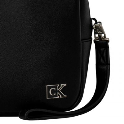 11. Calvin Klein Jeans – Kleine Tasche mit Plakette K50K508221