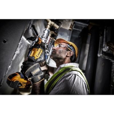 7. DeWALT DCS356P2-QW Akku-Universalschneidemaschine