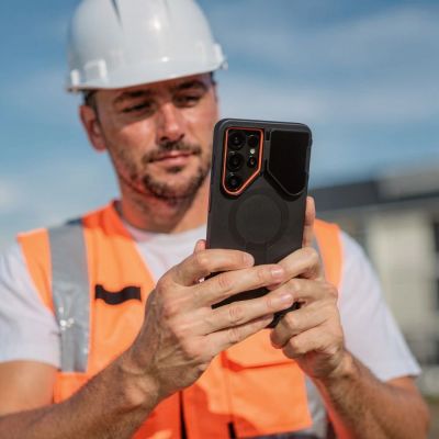 8. Tech-Protect Kevlar Aura MagSafe Hülle für Samsung Galaxy S26 Ultra – Schwarz und Orange
