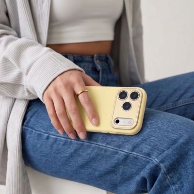 6. Tech-Protect Uniq MagSafe CC Hülle für iPhone 18 Pro Max / 17 Pro Max – Gelb