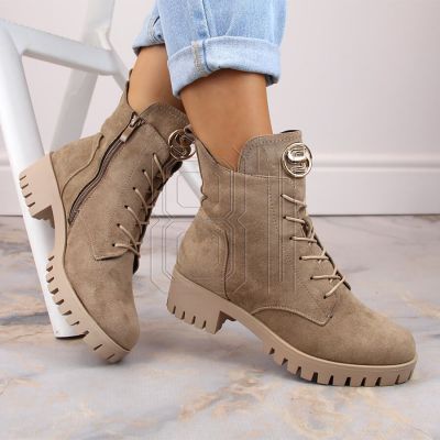 3. Wildlederstiefeletten mit Blockabsatz und Plateau, isoliert, M.Daszyński W SAN22, beige