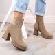 11. Wildlederstiefeletten mit Blockabsatz und Plateau, isoliert, M.Daszyński W SAN24B, beige