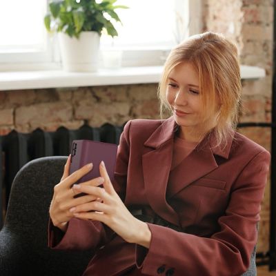 7. Tech-Protect Brieftaschenhülle für Samsung Galaxy A27 5G – Burgunderrot