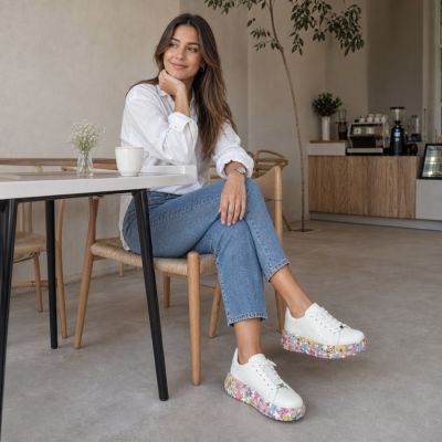 9. Leder-Plateau-Sneaker mit weißem Blumenmuster Filippo DP7507