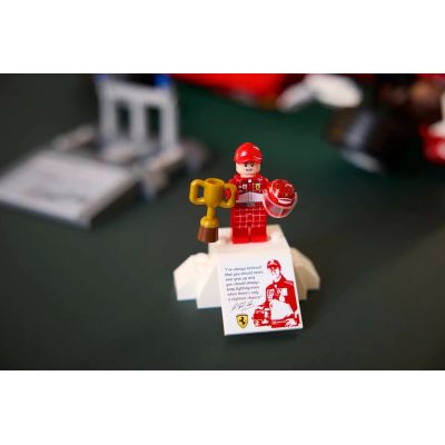 14. LEGO Icons 11375 – Ferrari F2004 und Michael Schumacher