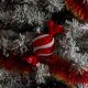 4. GLAS-CHRISTBAUMKUGEL IN BONBONFORM MICA ROT