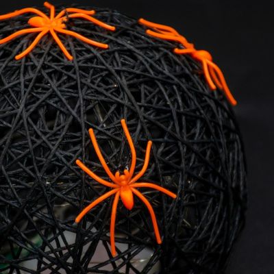 9. Dekorative Kugellampe mit Spinnen-LED, 15 cm, Halloween, Schwarz