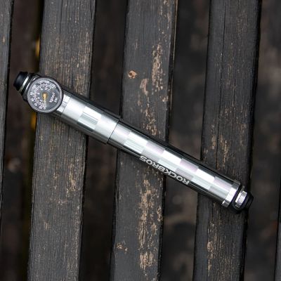 7. Rockbros HQ-67A-L03 Fahrradpumpe mit Manometer – Silber