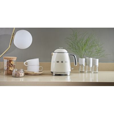 39. SMEG KLF05CREU Mini-Creme-Wasserkocher mit 0,8 l Fassungsvermögen
